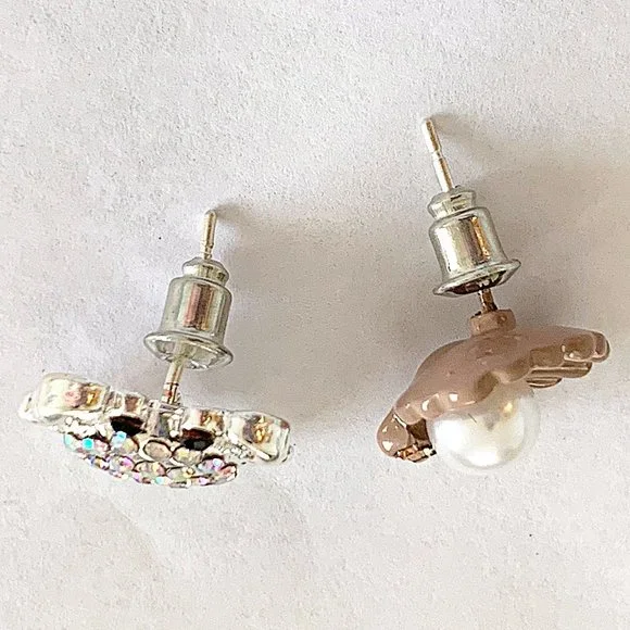 Crab & Pearl Clam Shell Asymmetrical Rhinestone Stud Earrings - Picture 5 of 7